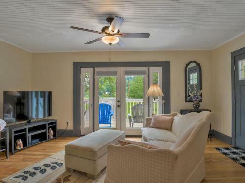 123 Great Location. Beautiful. Spacious And Cozy. Full Kitchen/grill. Love!