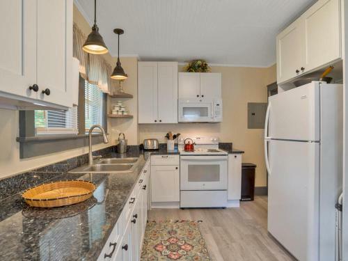 123 Great Location. Beautiful. Spacious And Cozy. Full Kitchen/grill. Love!