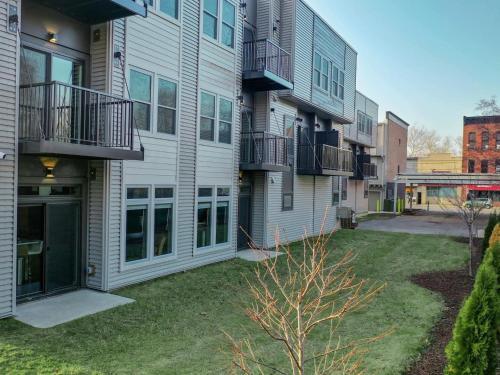 1 Bed, 1 Bath Luxury Condo Minutes From Downtown E2