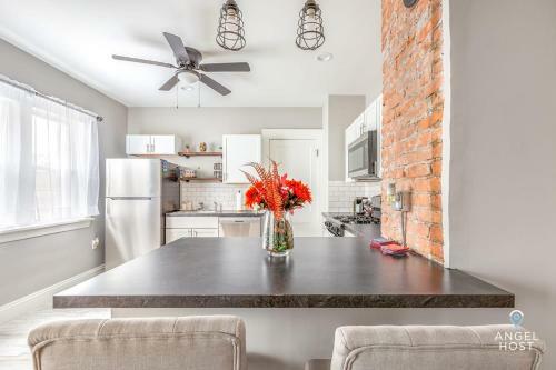 Beautifully Remodeled Duplex Apartment In West Blvd