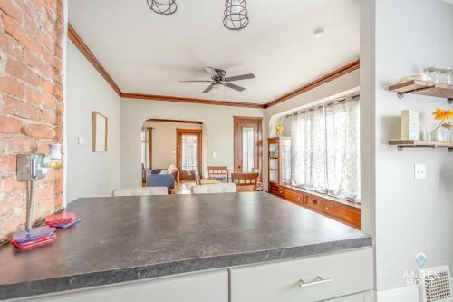 Beautifully Remodeled Duplex Apartment In West Blvd