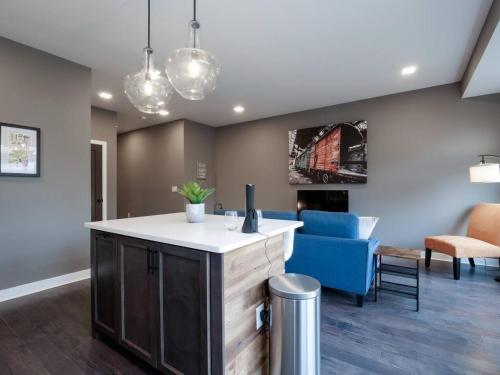 1 Bedroom Luxury Condo Minutes From Downtown- D2