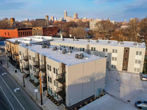 1 Bedroom Luxury Condo Minutes From Downtown- D2