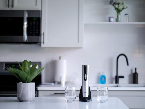 1 Bed, 1 Bath Luxury Condo Minutes From Downtown E3