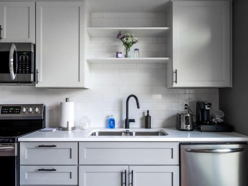 1 Bed, 1 Bath Luxury Condo Minutes From Downtown E3