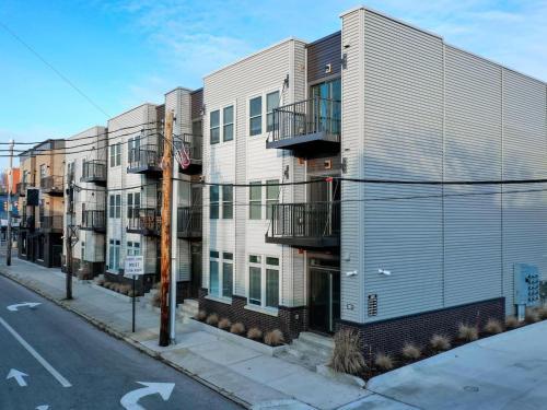 1 Bed, 1 Bath Luxury Condo Minutes From Downtown E3