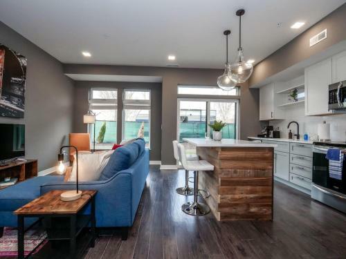 Luxury Condo With In-suite Laundry- Mins From Downtown E6