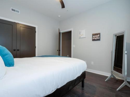 Luxury Condo With In-suite Laundry- Mins From Downtown E6