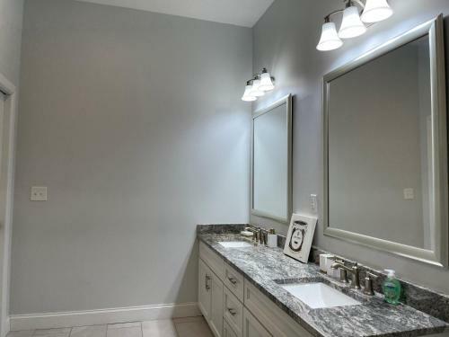 Downtown Luxurious 2 Bedroom Apartment