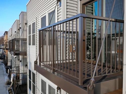 Luxury Condo Minutes From Downtown C1