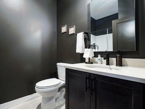 Luxury 1 Bed, 1 Bath Condo Minutes From Downtown! E5