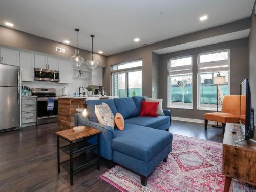 Luxury 1 Bed, 1 Bath Condo Minutes From Downtown! E5