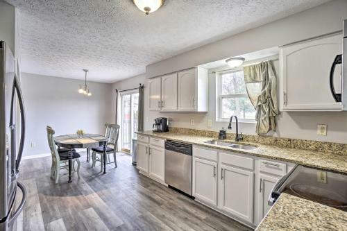 Columbus Home With Deck, 3 Mi To Easton Mall!