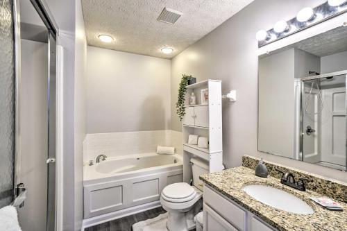 Columbus Home With Deck, 3 Mi To Easton Mall!