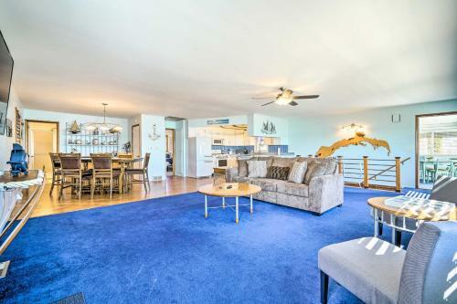 Lakefront Home With Rooftop Deck, Grill, Games!