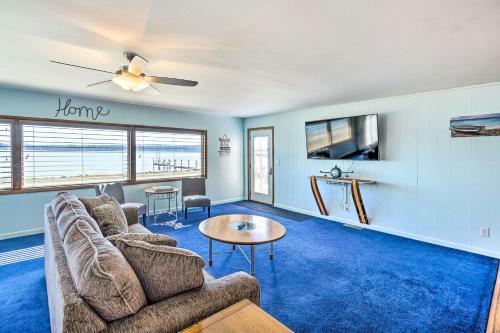 Lakefront Home With Rooftop Deck, Grill, Games!