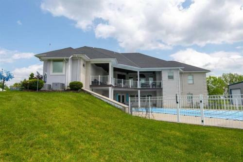 Villa Executive Home On Acreage And On A Golf Course.