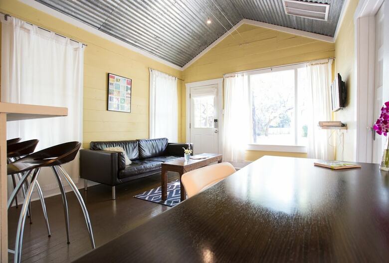 Travis Heights Modern I