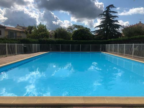 Maison Mitoyenne Parking Et Piscine Pey