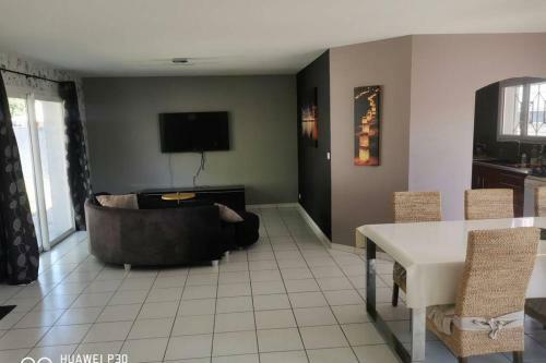 Grande Villa R�nov�e, Proche Des Plages