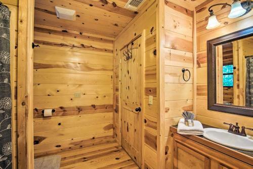 Broken Bow Cabin With Deck On Mountain Fork River!