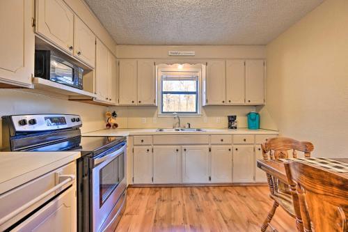 Hidden Oaks Cottage In Broken Bow, Pets Ok!