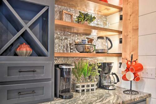 Modern Cabin With Spacious Deck, Bbq, And Pergola!