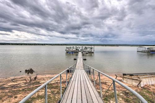 Apartamento Lakefront Home With Private Beach Access!