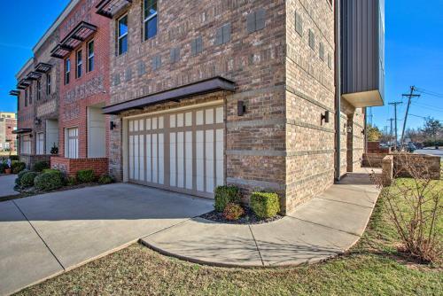 Edmond Oasis With Rooftop Lounge Walk To Dtwn!