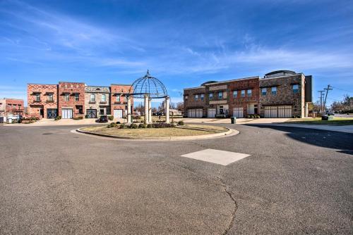 Edmond Oasis With Rooftop Lounge Walk To Dtwn!
