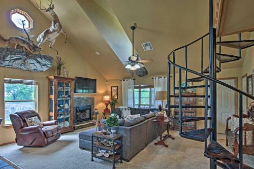 Charming Vian House With Private Deck And Grills!