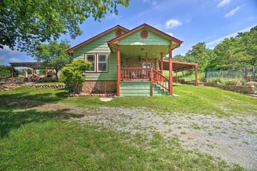 Charming Hilltop Cottage In Medicine Park!