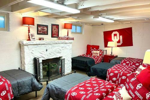 Villa Charming, 4b/3b; 5 Min Walk To Ou Stadium/campus!