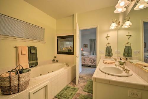 Beautiful Grants Pass Abode With Private Deck!