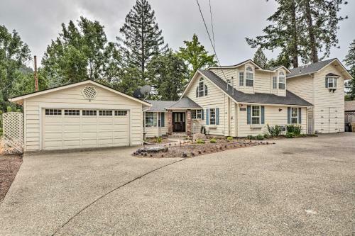 Beautiful Grants Pass Abode With Private Deck!