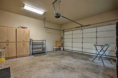 Waterfront Escape With Hot Tub And Beach Access!