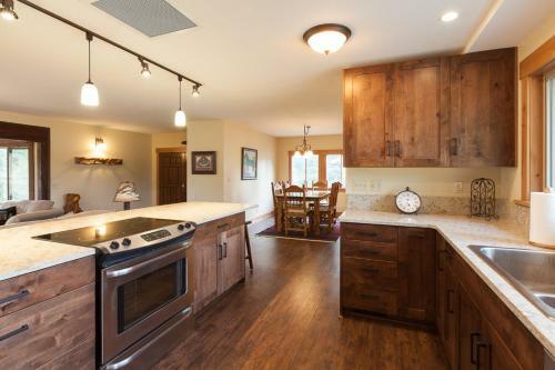 Hood View 30 Day Minimum Cabin