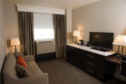 Hotel Alex Johnson