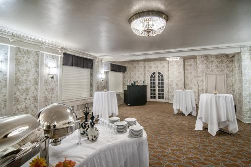 Hotel Alex Johnson