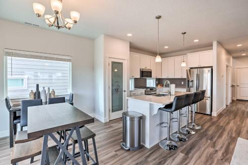 Redmond Family Home With Backyard And Fire Pit!