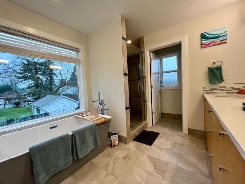 ? Vibrant Master Suite In Spacious Yet Cozy Home ?