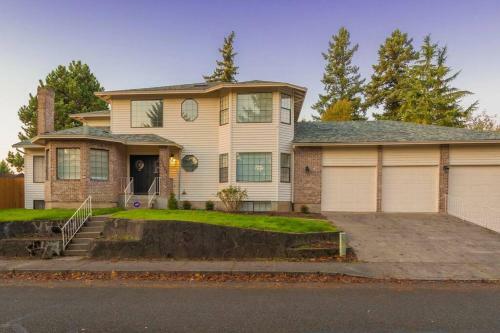 Spacious 5,000+ Sq Ft House, Close To Pdx Airport