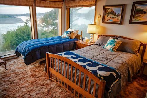 Panoramic Promontory: Bay View Beach House