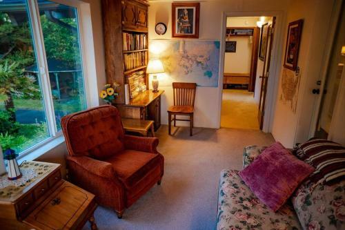 Panoramic Promontory: Bay View Beach House