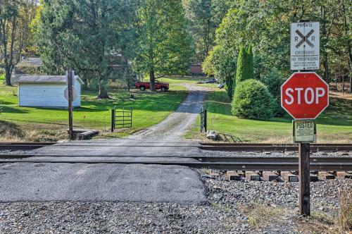 Home On Shared 10 Acres, On-site Trail Access