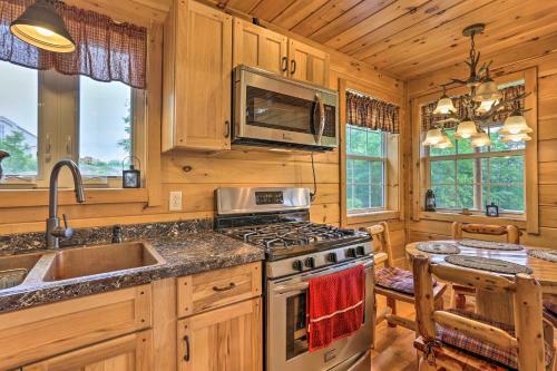 Charming Blakely Cabin With Porch And Valley Views!