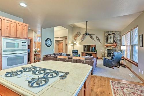 Spacious Sunriver Home With Hot Tub And Gas Grill