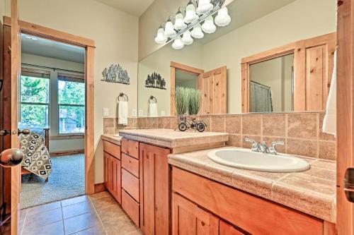 Spacious Sunriver Home With Hot Tub And Gas Grill