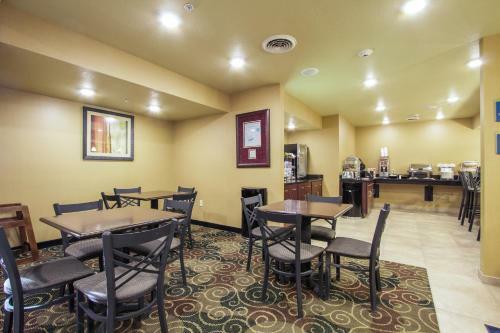 Hotel Cobblestone Inn &amp; Suites