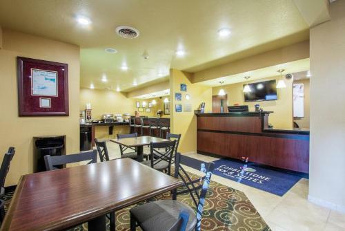 Hotel Cobblestone Inn &amp; Suites